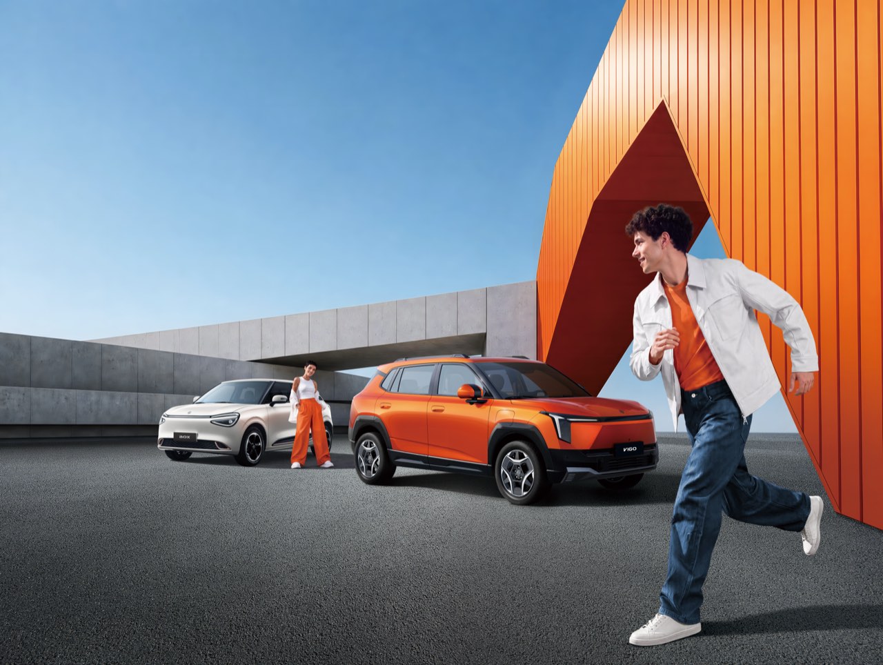 DFM BOX branco e DFM VIGO laranja na campanha de lançamento no Brasil